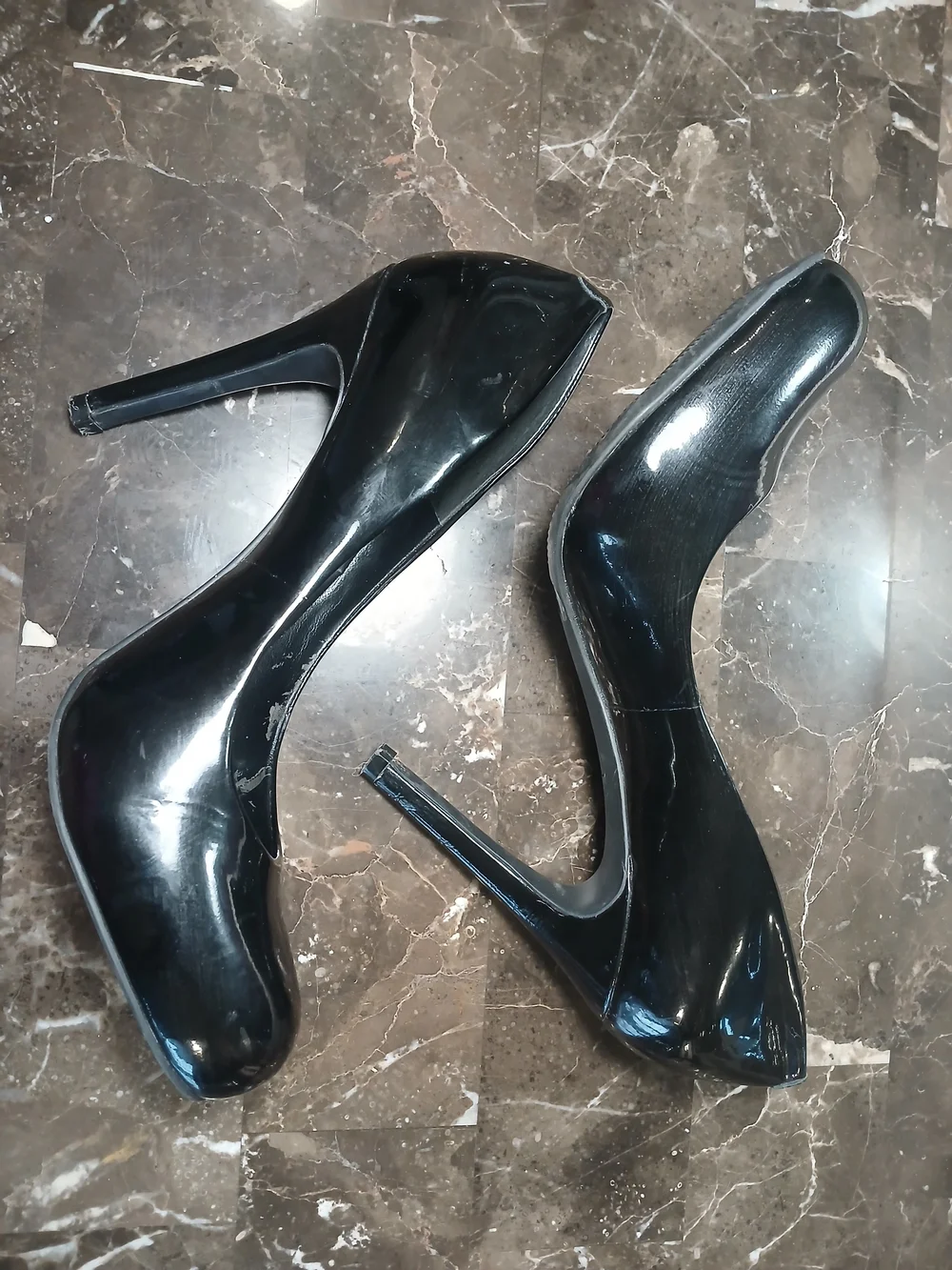 Jessica Simpson Black Patent Round Toe Heels